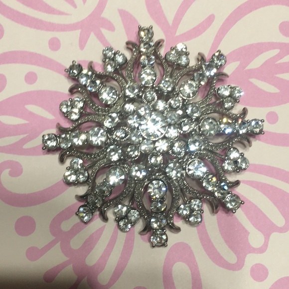 Silver crystals brooch star or snowflake shaped - Picture 1 of 8